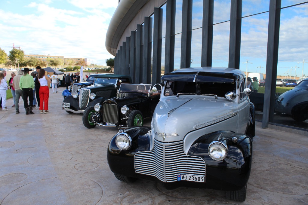 Custom Vintage Cruisers & Hot Rods Under Torrevieja Skies
