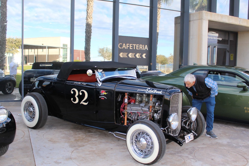 1932 Ford Roadster #32 with Edelbrock V8 Performance