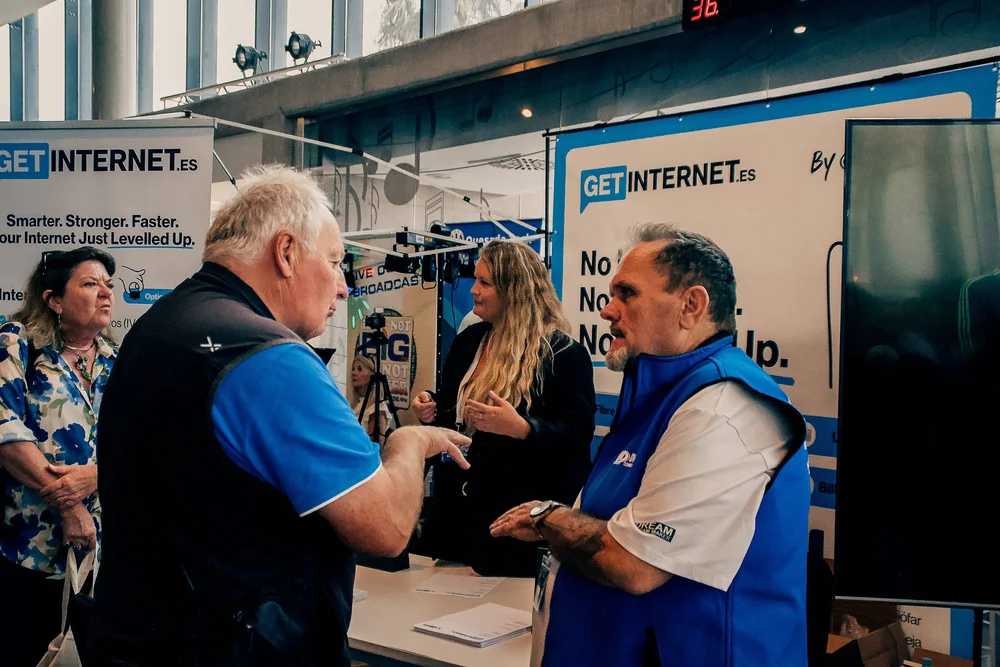 GETINTERNET.ES customer advisors helping residents configure fast home internet
